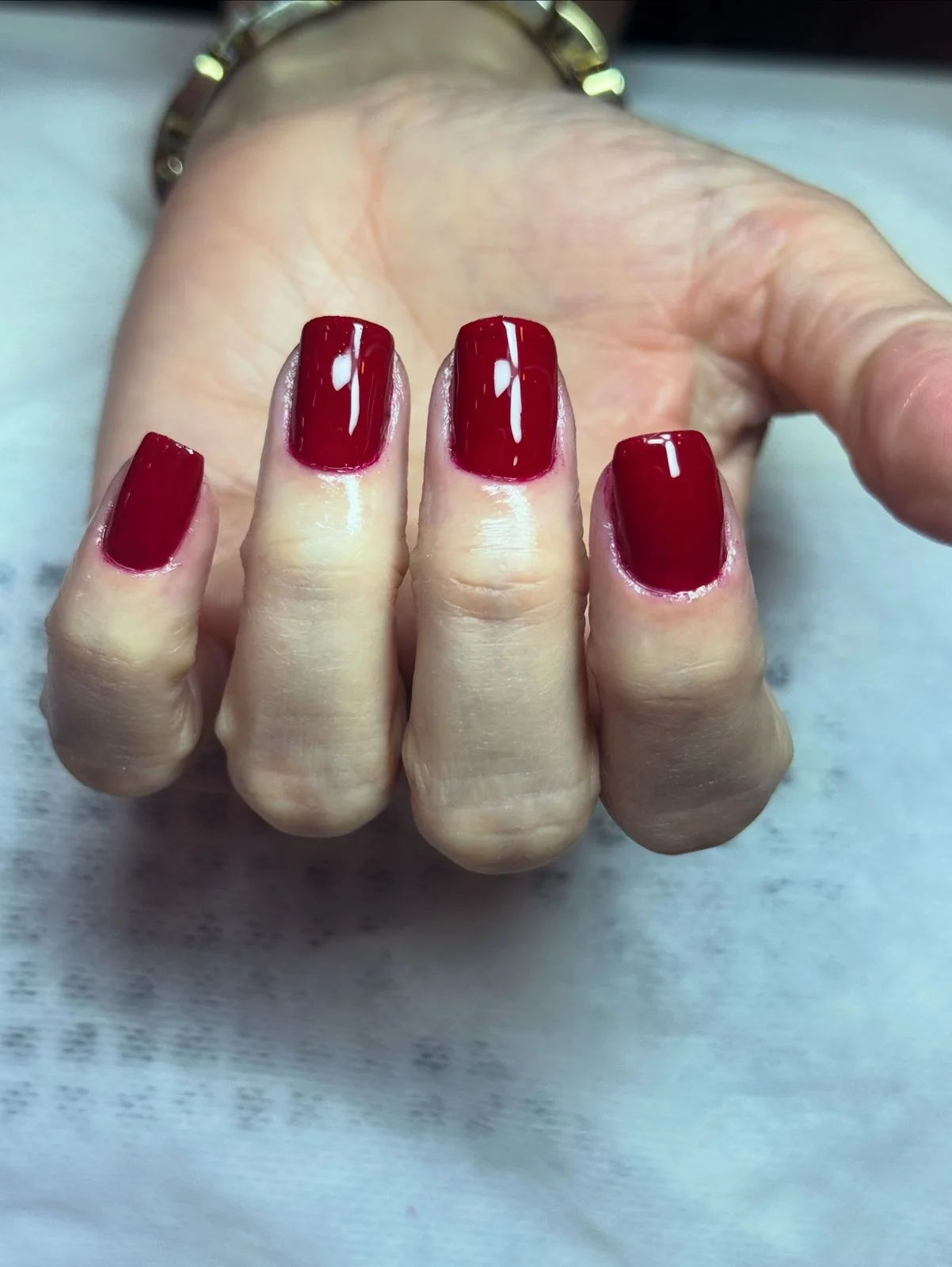 Esmaltação vermelha realizada por Mari Pastorelli