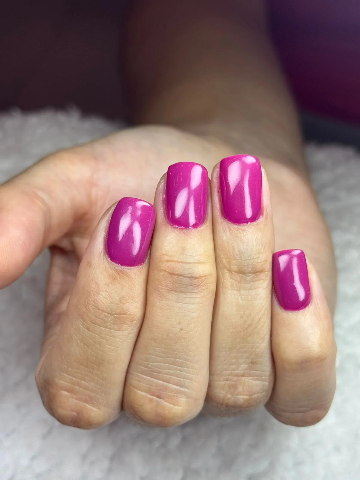 Esmaltação rosa realizada por Mari Pastorelli