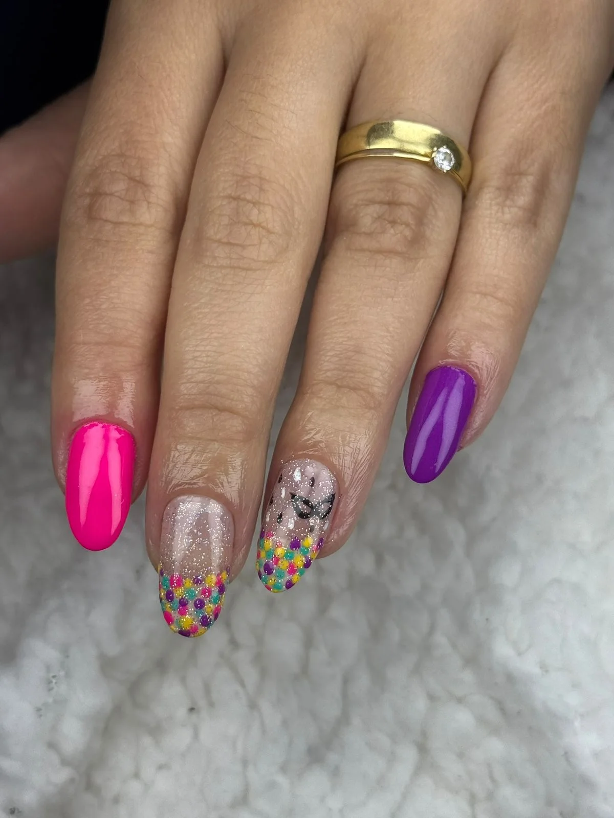 Nail art colorida realizada por Mari Pastorelli