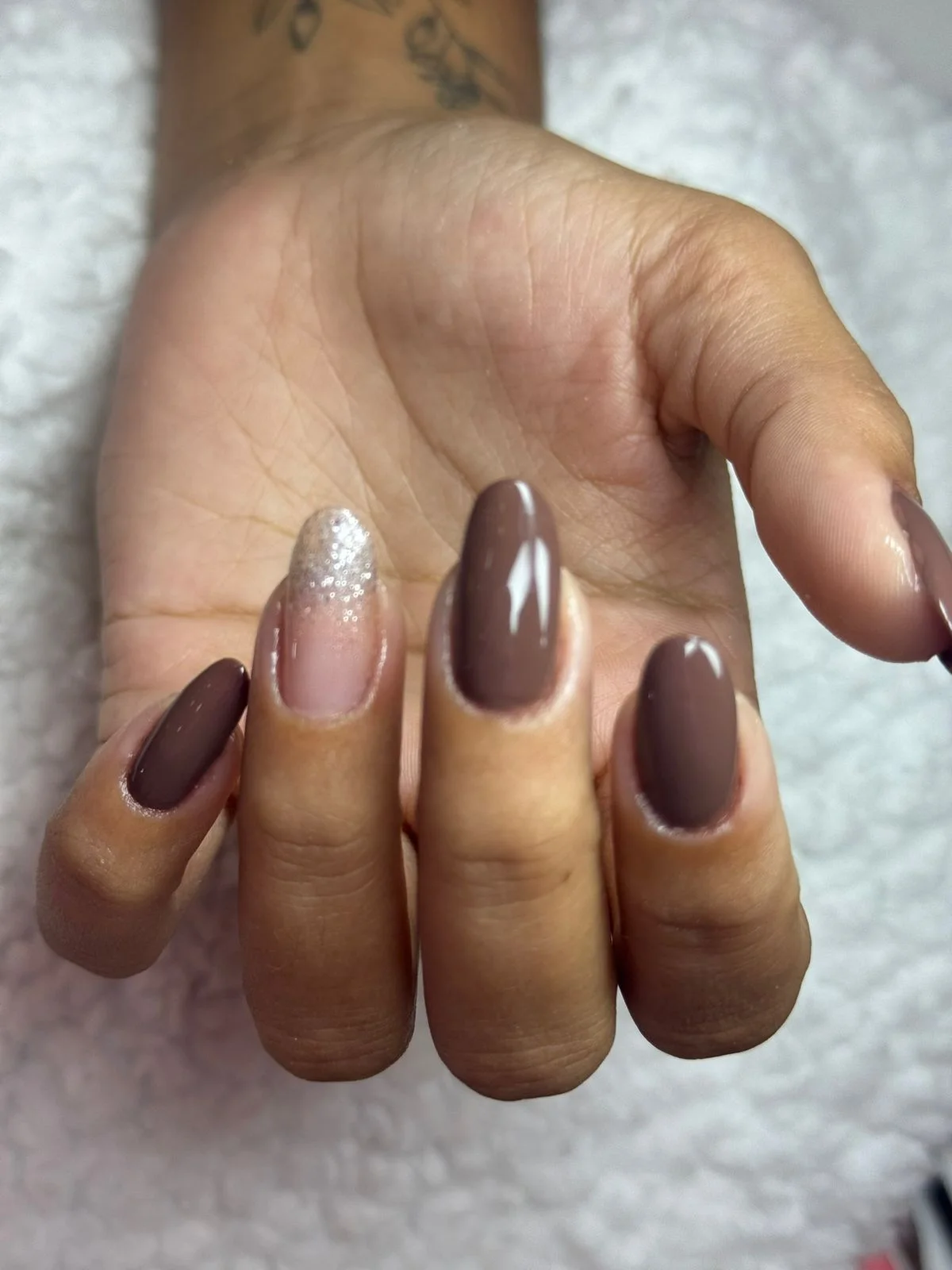 Esmaltação marrom com brilho realizada por Mari Pastorelli